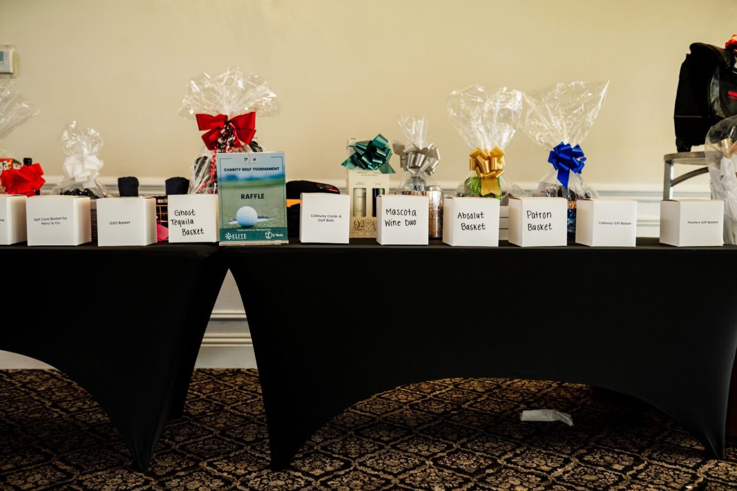 A table with many different types of gift bags.